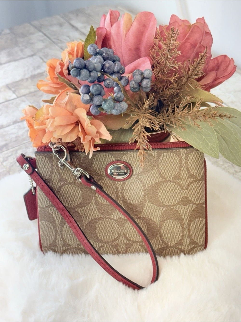 EUC COACH Peyton Signature Small Wristlet